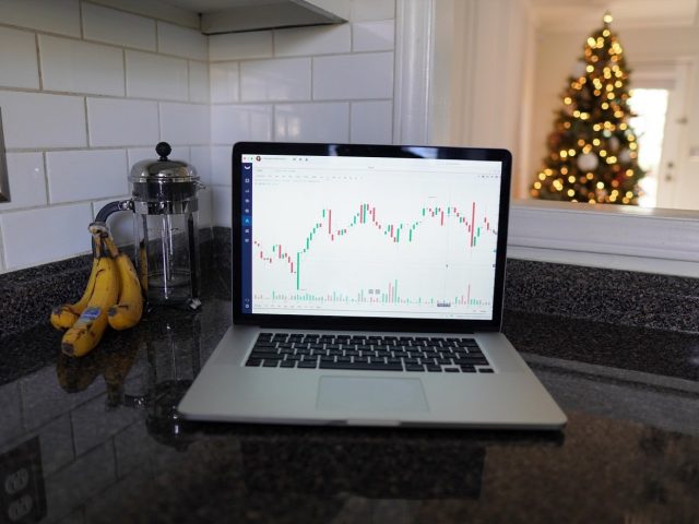DEGIRO ou Trading 212 : quel courtier pour acheter des actions