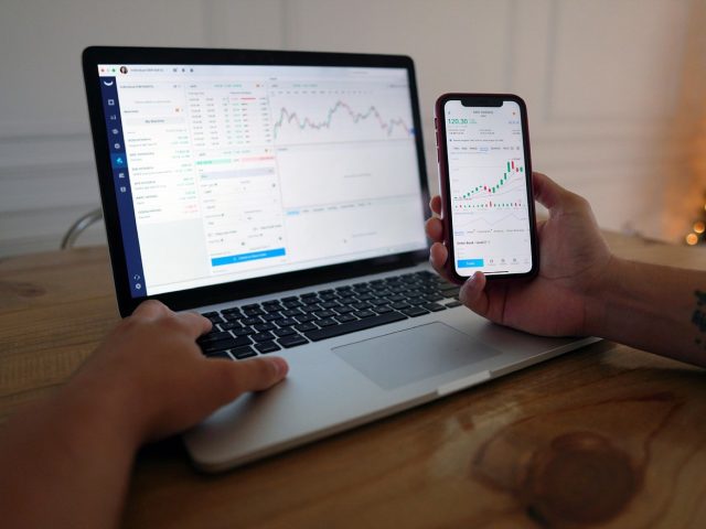 Comparer actions croissance et actions valeur: critères clés