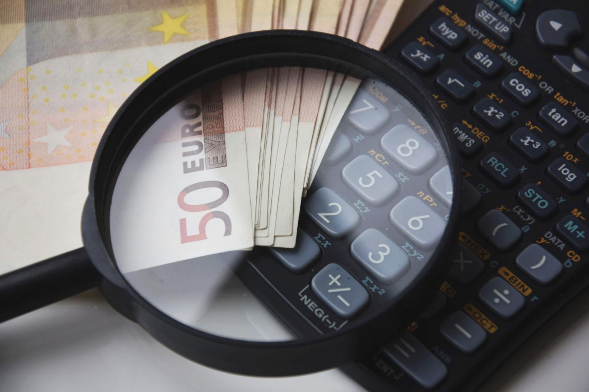 Reconnaître et réduire le biais de confirmation en investissement